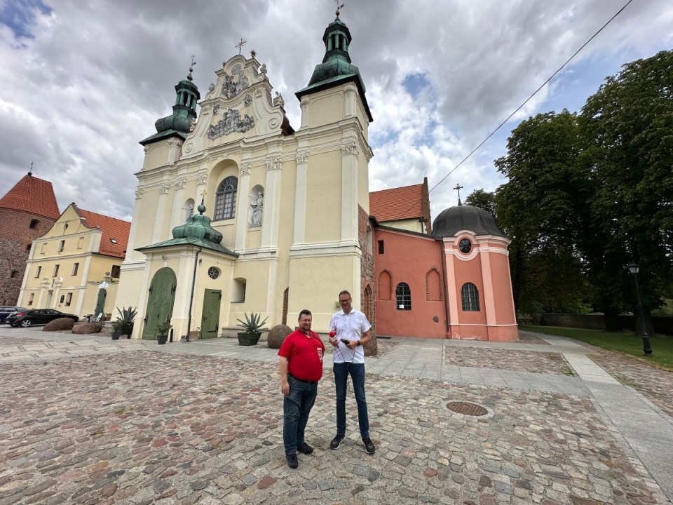 Kustosz Muzeum w Strzelnie - Damian Rybak i redaktor Tomasz Kaźmierski/fot. nadesłane