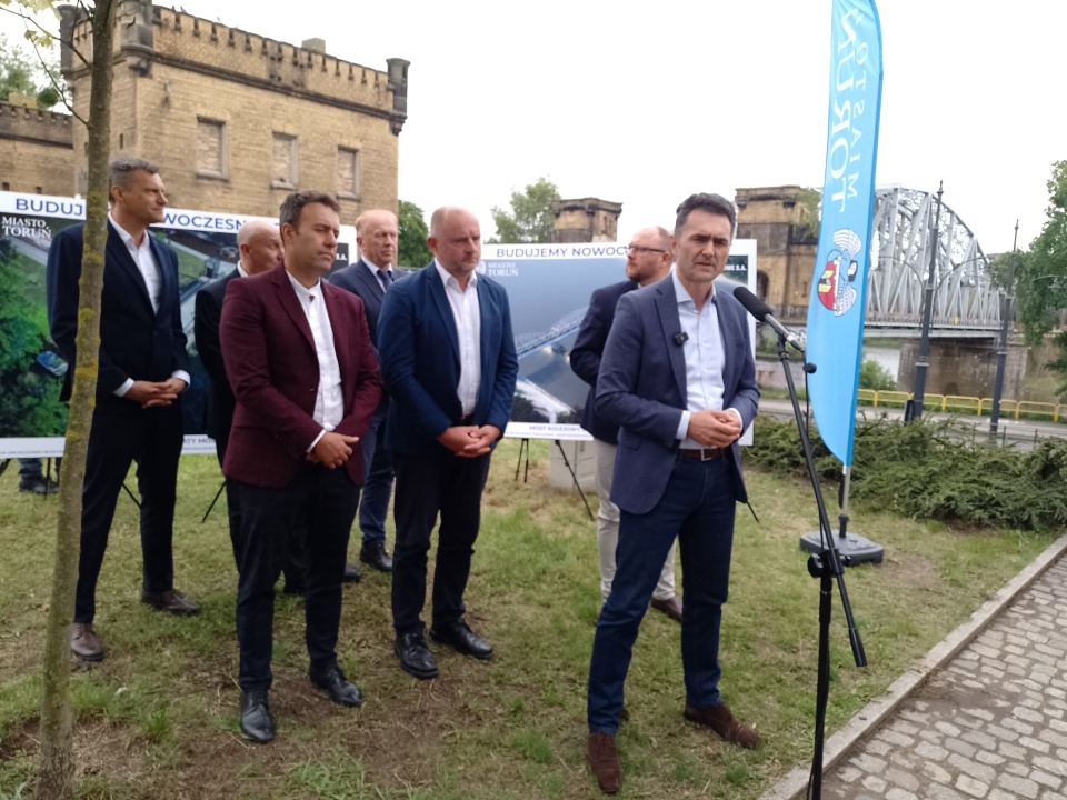 Konferencja z udziałem Piotra Malepszaka, podsekretarza stanu w Ministerstwie Infrastruktury, odbyła się obok dworca Toruń Miasto. / Fot. Michał Zaręba