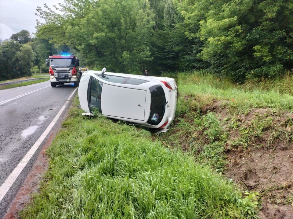 Toyota zjechała do rowu w Kłódce na DK 16. / Fot. KM PSP w Grudziądzu