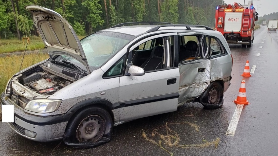 W Grudziądzu samochód osoby uderzył w przydrożny słup/fot: Facebook, Komenda Miejska Państwowej Straży Pożarnej w Grudziądzu