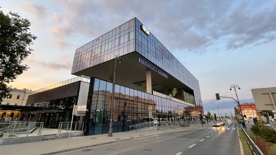 Pasażerowie czekali na dworcu Bydgoszcz Główna ponad dwie godziny na opóźniony pociąg. Powodem był pożar wagonów w Rawiczu/fot: archiwum
