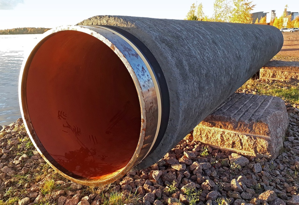 18. pakiet sankcji UE przewiduje również całkowity zakaz działalności gazociągów Nord Stream. Na zdjęciu: fragment rury Nord Stream wysawiony w Finlandii/fot. Vuo - Own work, CC BY-SA 4.0 9 (Wikipedia)