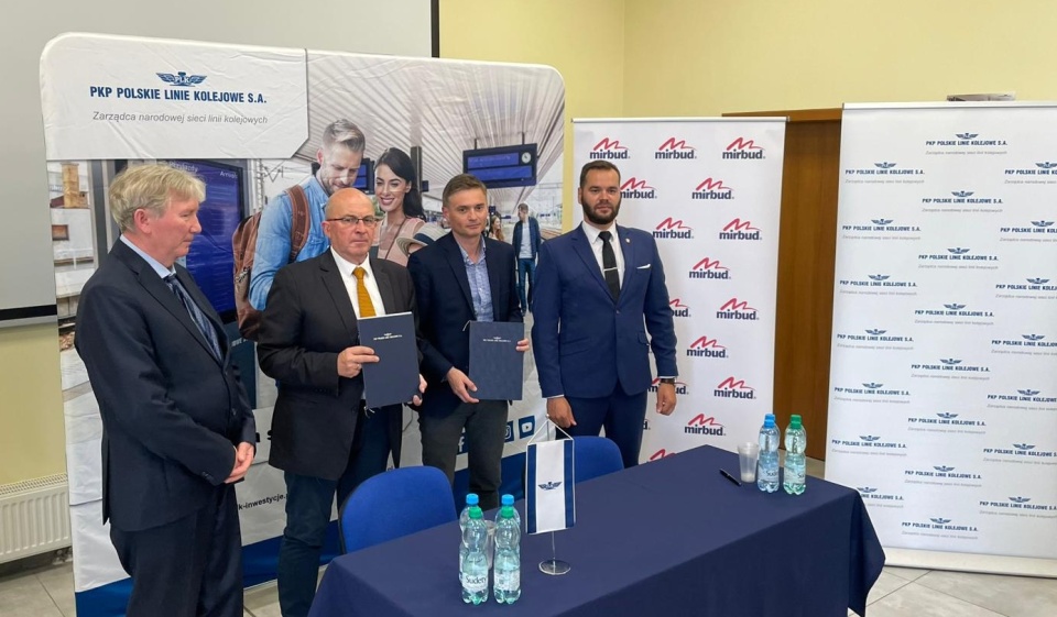 Umowę na remont nieczynnej trasy kolejowej z Nakła nad Notecią, przez Kcynię, do granicy z Wielkopolską zawarły w poniedziałek w Bydgoszczy PKP Polskie Linie Kolejowe z konsorcjum firm Mirbud - lider, i Transkol - partner/fot. Natasza Trzebuchowska