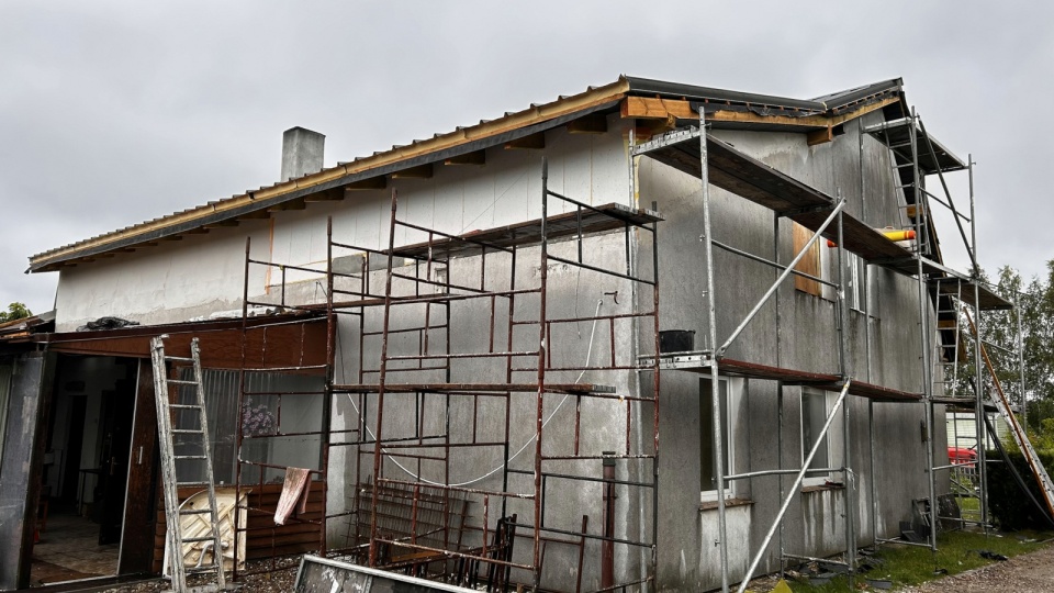 Trwa remont domu zniszczonego w pożarze/fot. Ireneusz Sanger