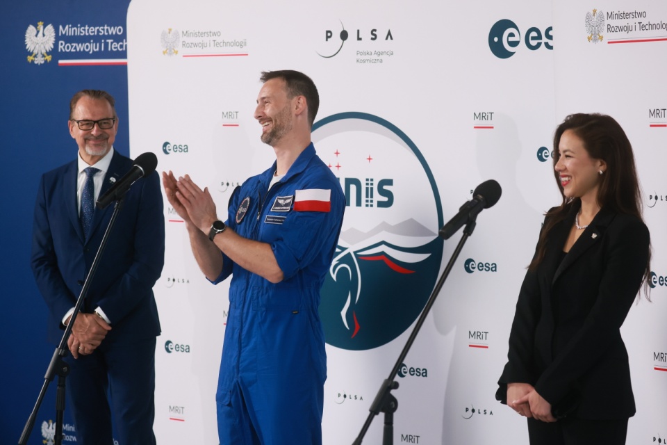 Astronauta wrócił do kraju na pokładzie rządowego samolotu/PAP/Leszek Szymański