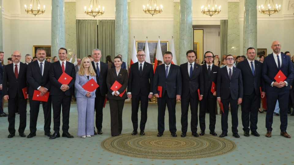 Prezydent Andrzej Duda (w środku) wraz z nowo powołanymi ministrami/fot: PAP, Paweł Supernak