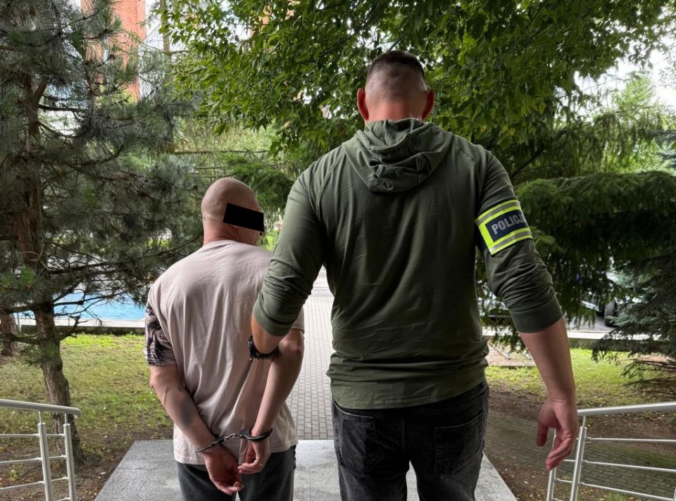 Gdy 43-latek wytrzeźwiał, usłyszał zarzut narażenia dzieci na bezpośrednie/fot. KMP w Bydgoszczy