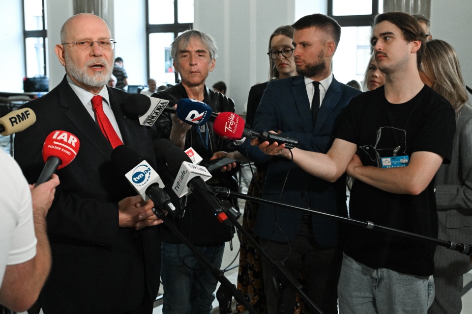 Sejm opowiedział się w piątek za pociągnięciem do odpowiedzialności konstytucyjnej przed Trybunałem Stanu przewodniczącego Krajowej Rady Radiofonii i Telewizji Macieja Świrskiego. Decyzja nie wywołuje skutków prawnych, ponieważ nie została podjęta wymaganą większością co najmniej 3/5 głosów - podał Trybunał Konstytucyjny/PAP/Radek Pietruszka