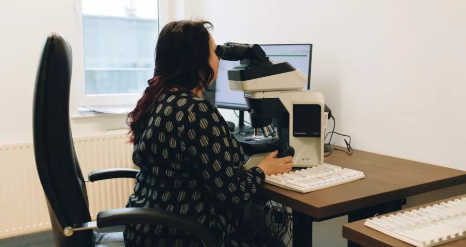 Centrum Onkologii w Bydgoszczy jednym z trzech ośrodków w regionie, który przeprowadza nowoczesną diagnostykę raka szyjki macicy: test HPV HR i cytologię na podłożu płynnym LBC/fot. Centrum Onkologii Bydgoszcz