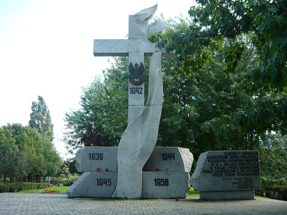 Uroczystości rozpoczną się przy pomniku Armii Krajowej we włocławskim parku Łokietka/fot. Mariochom, domena publiczna, Wikipedia