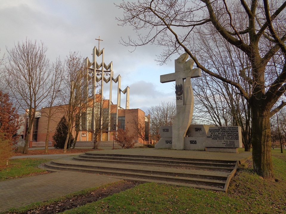 Uroczystości rozpoczną się przy pomniku Armii Krajowej we włocławskim parku Łokietka/fot. Mariochom, CC BY-SA 4.0, Wikipedia