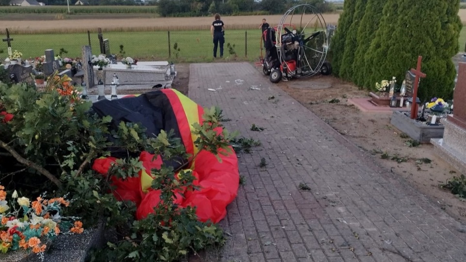 Nie udało uratować się 64-letniego mężczyzny po wypadku na motoparalotni/fot: KPP w Aleksandrowie Kujawskim