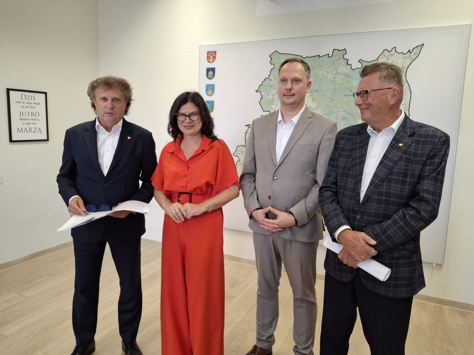 O unijnych dotacjach rozmawiano w powiatach świecki i tucholskim. Region odwiedził minister Jacek Karnowski. W spotkaniu uczestniczyła posłanka Iwona Karolewska, wicemarszałek województwa Zbigniew Ostrowski i gospodarz wydarzenia, starosta świecki Paweł Knapik/fot. Marcin Doliński