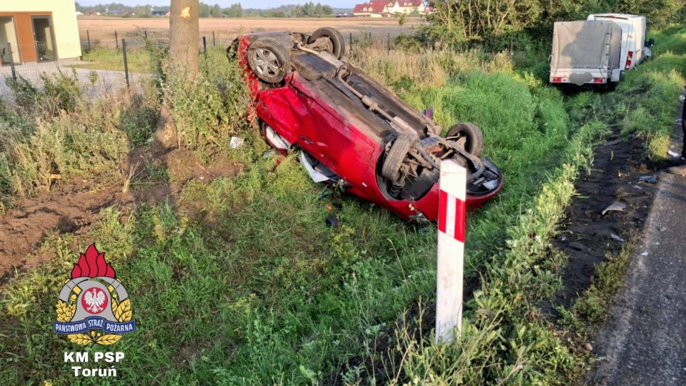 Zderzenie busa i auta osobowego. Poranny wypadek w gminie Obrowo/fot. OSP KSRG Kawęczyn