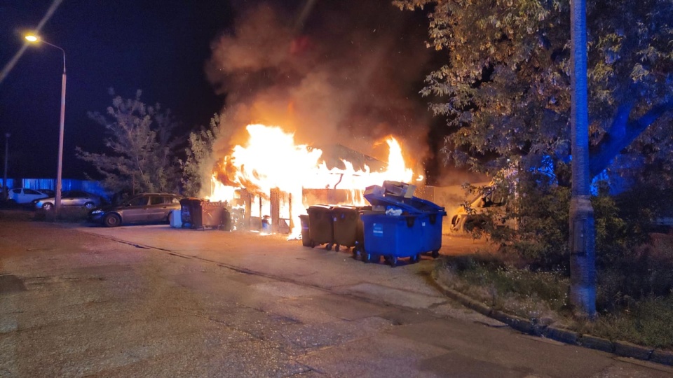 Nocny pożar wiaty śmietnikowej w Bydgoszczy. Ogień uszkodził dwa samochody/fot. PSP Bydgoszcz