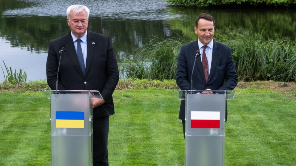 Minister spraw zagranicznych Ukrainy Andrij Sybiha i wicepremier, minister spraw zagranicznych Radosław Sikorski (od lewej) podczas konferencji prasowej po spotkaniu w Chobielinie/fot: PAP, Tytus Żmijewski.