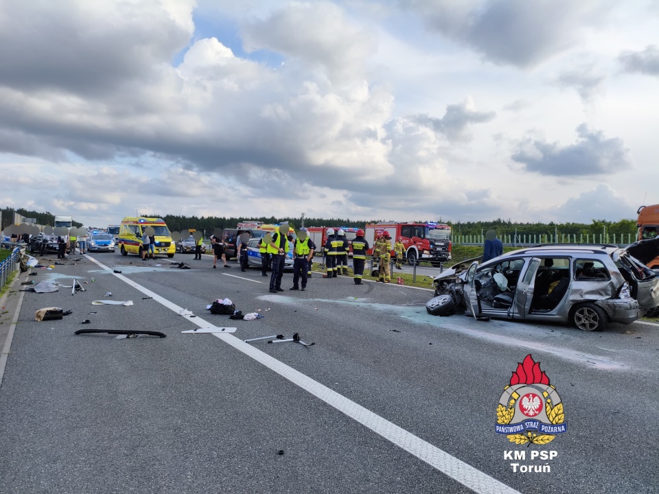 Autostrada A1 byłą tymczasowo zamknięta po zderzeniu dwóch aut osobowych/fot: Facebook, KM PSP Toruń