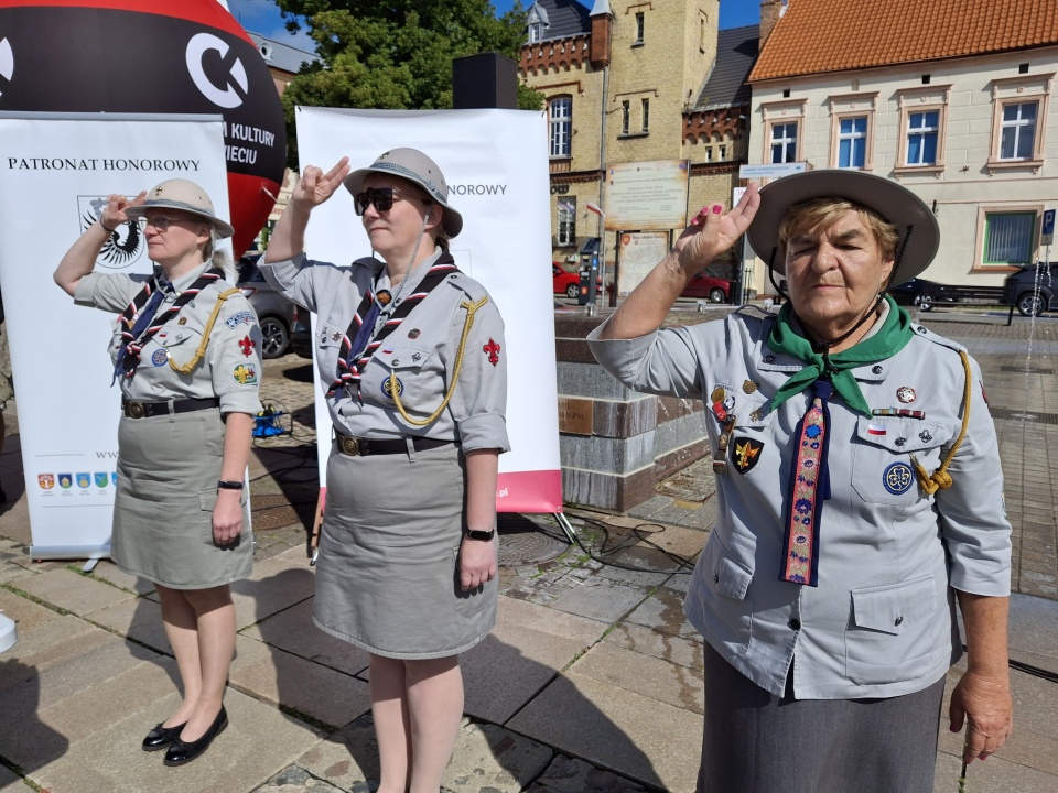 Uroczysty apel, odsłonięcie pamiątkowej tablicy ku czci bohatera II wojny światowej i wspólne zwiedzanie Kociewia. To najważniejsze punkty 11. Złazu Seniorów Chorągwi Kujawsko-Pomorskiej ZHP, który rozpoczął się w Świeciu/fot. Marcin Doliński