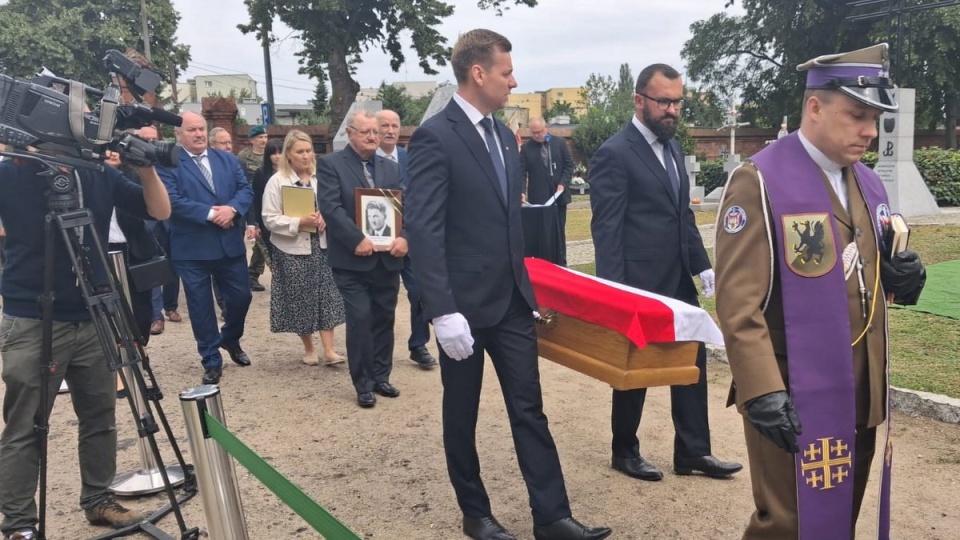 Świat miał o nim zapomnieć! Po 80 latach żołnierz AK pochowany z honorami w Bydgoszczy [wideo, zdjęcia]