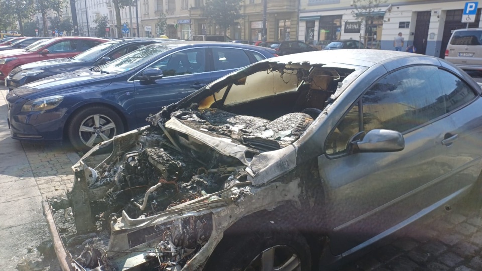 Jedno z aut spłonęło na ulicy Gdańskiej w Bydgoszczy/fot: Katarzyna Bogucka