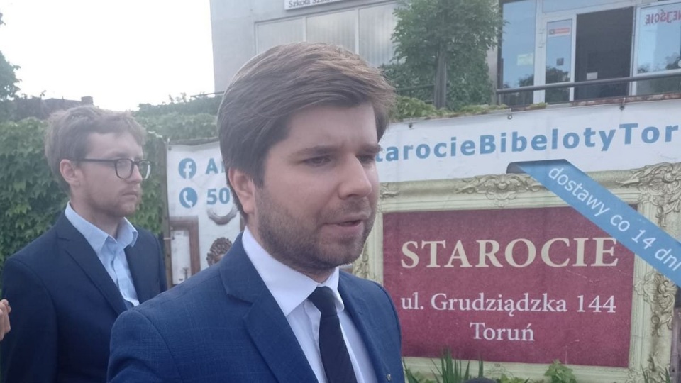 - Jako Nowa Nadzieja od lat postulujemy, żeby politycy nie mieli wpływu na przyznawanie dotacji konkretnym firmom - mówił Marcin Łasiński, za nim - Tomasz Rumiński/fot. Michał Zaręba