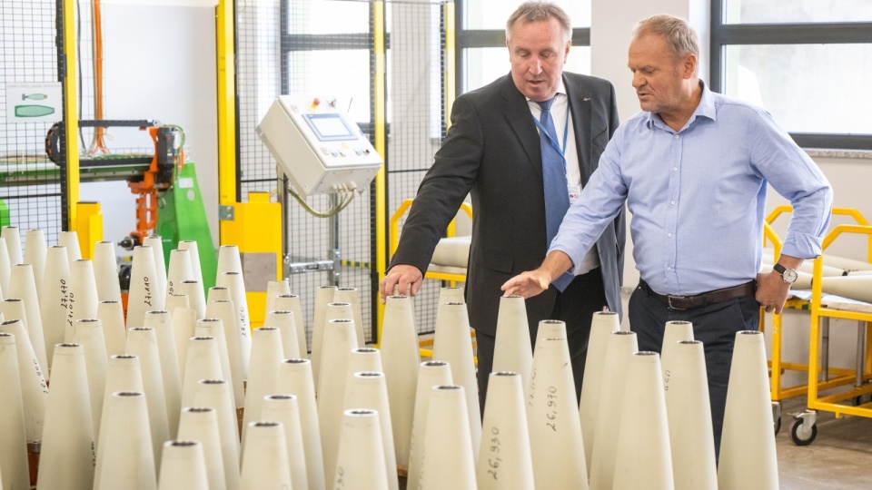 Premier Donald Tusk (z prawej) i prezes zakładów Nitro-Chem Arkadiusz Miszuk/fot. Tytus Żmijewski, PAP