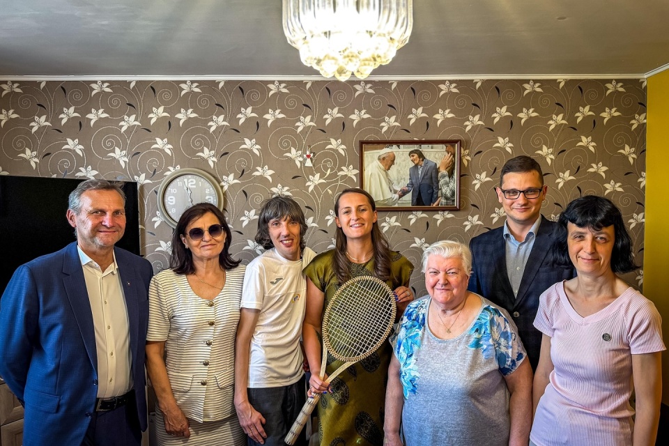 Rakieta tenisowa zrobiona z zapałek przez mieszkańca naszego regionu trafi w końcu do Igi Świątek. Przemysława Kozłowskiego odwiedziła menadżer sportsmenki, Daria Sulgostowska. W spotkaniu wziął udział Michał Sztybel, wojewoda kujawsko-pomorski/fot. Michał Sztybel/Facebook