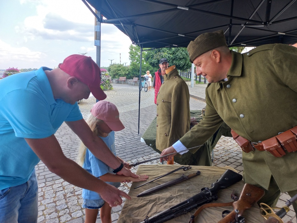 Na Bulwarach Piłsudskiego odbył się piknik militarny/fot. Marek Ledwosiński