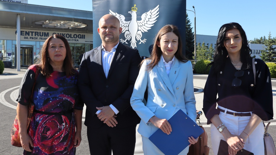 Działacze Konfederacji zorganizowali konferencję przed Centrum Onkologii w Bydgoszczy/fot: Tatiana Adonis