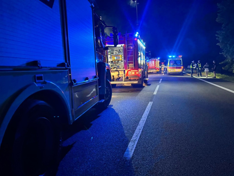 Na miejscu wypadku pracują służby. / Fot. OSP Lipno