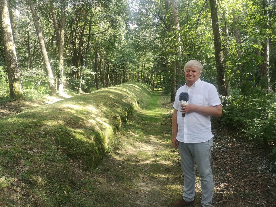 Po niezwykłym miejscu oprowadza nas dr Piotr Papiernik z Muzeum Archeologicznego i Etnograficznego w Łodzi, badacz „kujawskich piramid”/fot. Agnieszka Marszał