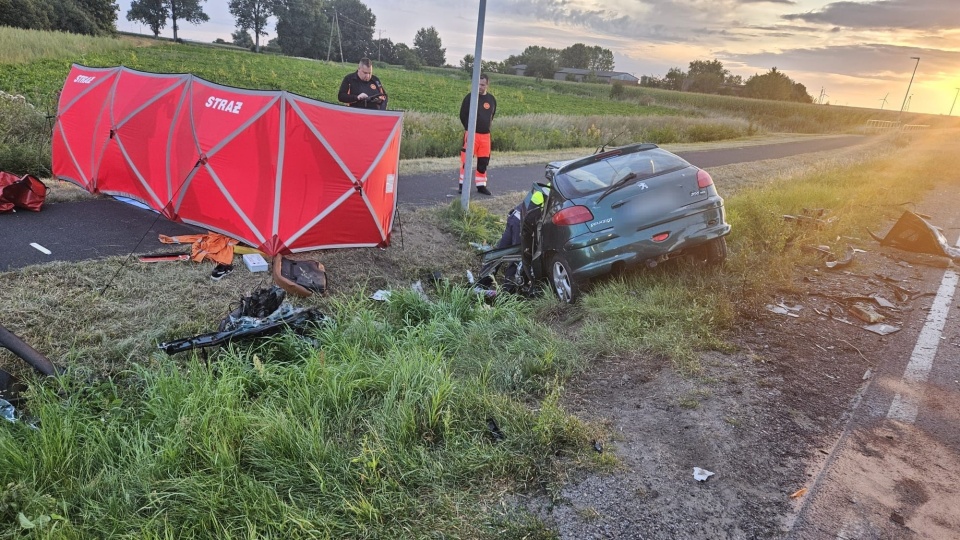 W poniedziałek, tuż przed godz. 6:00, na drodze relacji Strzelno - Włocławek (dk nr 62) doszło do zderzenia samochodu ciężarowego z osobowym. Jedna osoba nie żyje