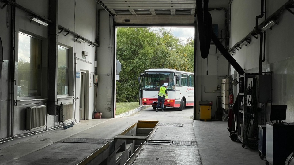 Kontrole autobusów przeprowadzano na okręgowych stacjach kontroli pojazdów. / Fot. Natasza Trzebuchowska