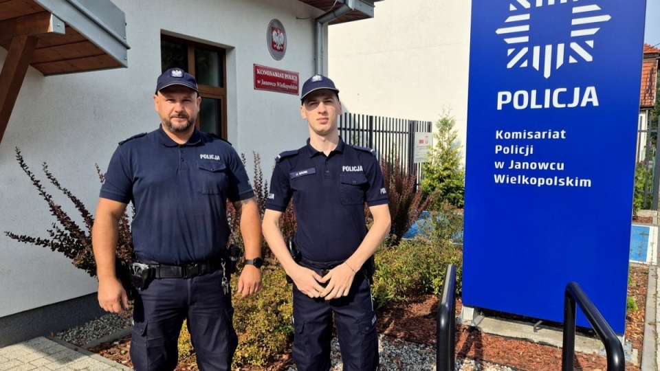 Policjanci z Janowca Wielkopolskiego: sierż. Arkadiusz Hopcia oraz st. post. Jarosław Wasik uratowali 55-latkę. Kobieta miała problemy z oddychaniem po tym, jak zakrztusiła się jedzeniem/fot: KPP w Żninie