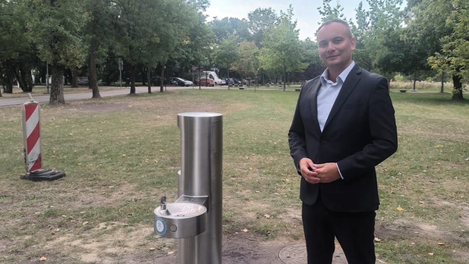 W Parku Solankowym zamontowano dwa dystrybutory wody. O urządzeniach opowiadał Arkadiusz Fajok, prezydent miasta/fot: Marcin Glapiak