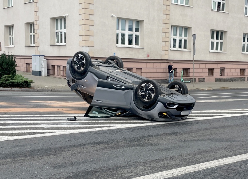 Auto osobowe dachowało po zderzeniu z ciężarówką na rondzie Jagiellonów w Bydgoszczy/fot: KMP w Bydgoszczy