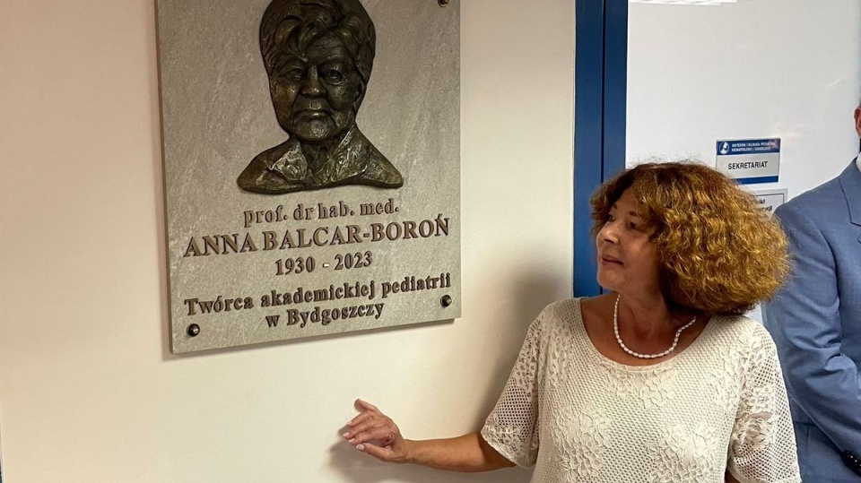 Tablica na razie zawisła na oddziale pediatrii bydgoskiego szpitala im. Jurasza. Na zdjęciu: Małgorzata Gładysz-Bień, córka prof. Anny Balcar-Boroń/fot. Natasza Trzebuchowska