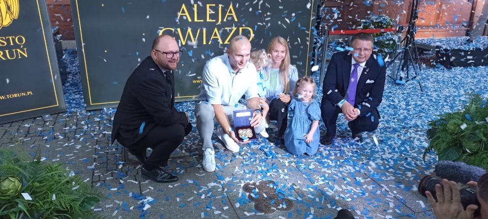 „Katarzynka" wioślarza Mirosław Ziętarskiego w Piernikowej Alei Gwiazd w Toruniu/fot. Monika Kaczyńska