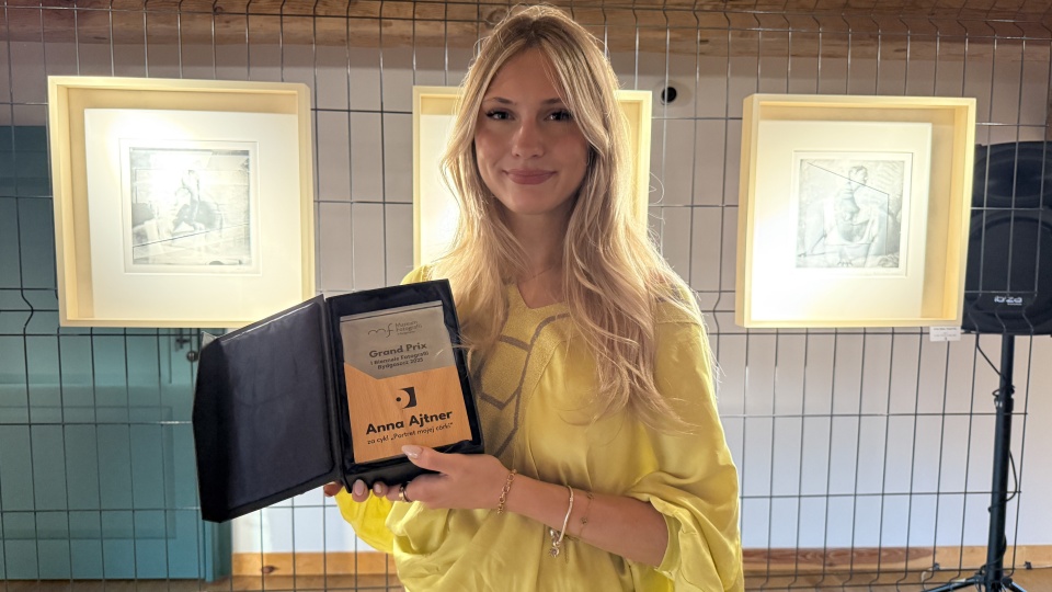 Nagrodę główną w imieniu Anny Ajtner odebrała jej córka, Sandra Białożyk-Ajtner/fot.: Bogumiła Wresiło