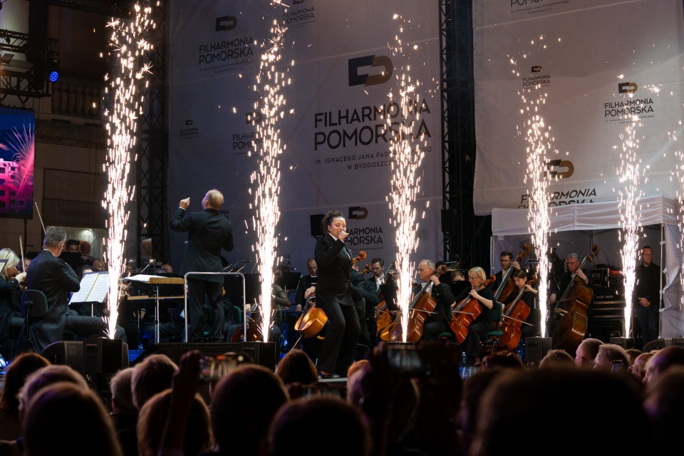 Prolog do 63. Bydgoskiego Festiwalu Muzycznego, jeden z plenerowych koncertów przed Filharmonią/fot. J.Narewska