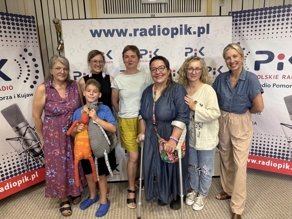 Na zdjęciu od lewej: Agnieszka Grejczyk, Kacper Kowalski, za nim Natalia Adamczyk, Jolanta Gawryłkiewicz , Emilia Glugla, Iwona Chomiczewska oraz dziennikarka PR PiK Bogumiła Wresiło. / Fot. Marcin Dahlmann