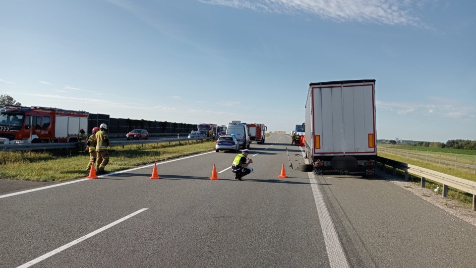 Nie żyje kierowca TIR-a potrącony przez samochód na autostradzie A1/fot. KM PSP Włocławek