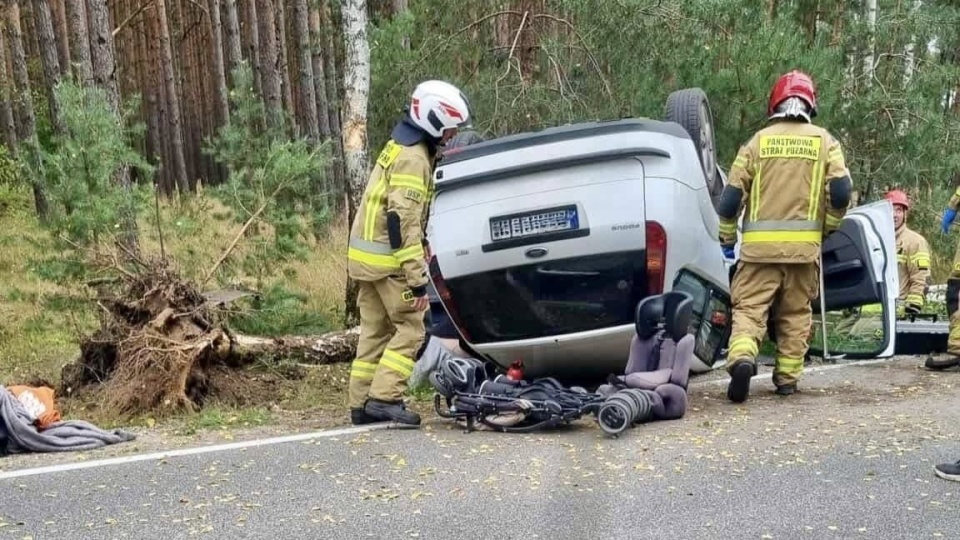Jedna osoba trafiła pod opiekę ratowników po dachowaniu w Trzcińcu/fot.: Facebook, Heron15 Pomoc Drogowa Bydgoszcz 24h Andruszczenko Krystian 501337500