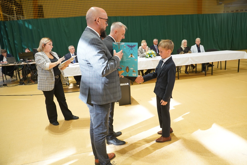 75 uczniów z najlepszymi wynikami w nauce oraz około 100, którzy odnieśli sukcesy sportowe, artystyczne lub w konkursach wiedzy, otrzymało stypendia lub wyróżnienia/fot. www.gmina-sepolno.pl