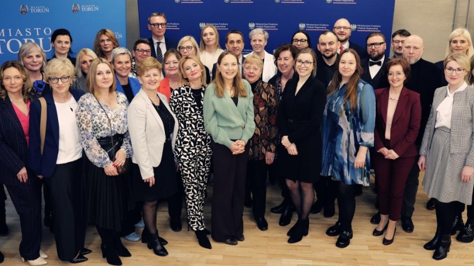 Minister funduszy i polityki regionalnej Katarzyna Pełczyńska-Nałęcz podpisała w lutym w Toruniu umowy z gminami o dofinansowanie projektów w konkursie „Wygrana rodzina”/fot. www.gov.pl