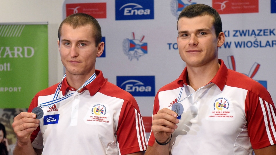 Wioślarze Mirosław Ziętarski (L) i Mateusz Biskup (P) pozują do zdjęcia z medalami, podczas konferencji prasowej w Warszawie. Wioślarze Mirosław Ziętarski i Mateusz Biskup zdobyli 26 września złoty medal w konkurencji dwójek podwójnych w wioślarskich mistrzostwach świata w Szanghaju/fot. PAP/Radek Pietruszka