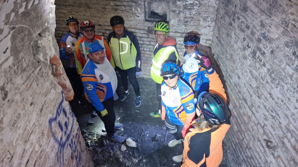 Blisko 30 rowerzystów wybrało się na przejażdżkę śladem toruńskich fortyfikacji/fot.: Robert Duliński