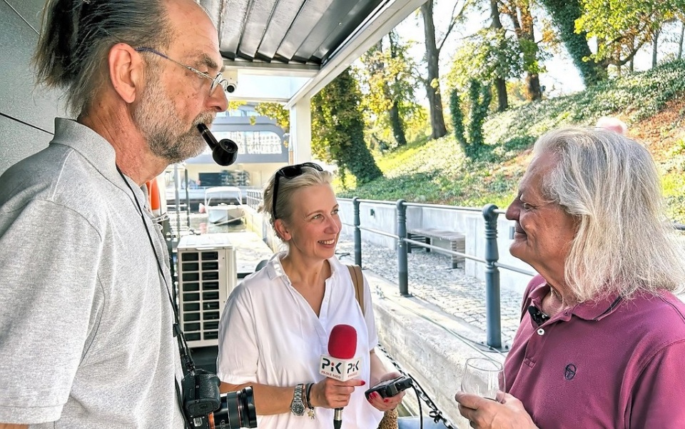 W bydgoskiej Galerii 2 B+L prezentowana jest wystawa pt. „Fotografia przedwojenna”. Autorzy zdjęć to ZbyZiel (z lewej) i Józef Żuk Piwkowski, na zdjęciu rozmawia z artystami Bogumiła Wresiło/fot. Piotr Walczak