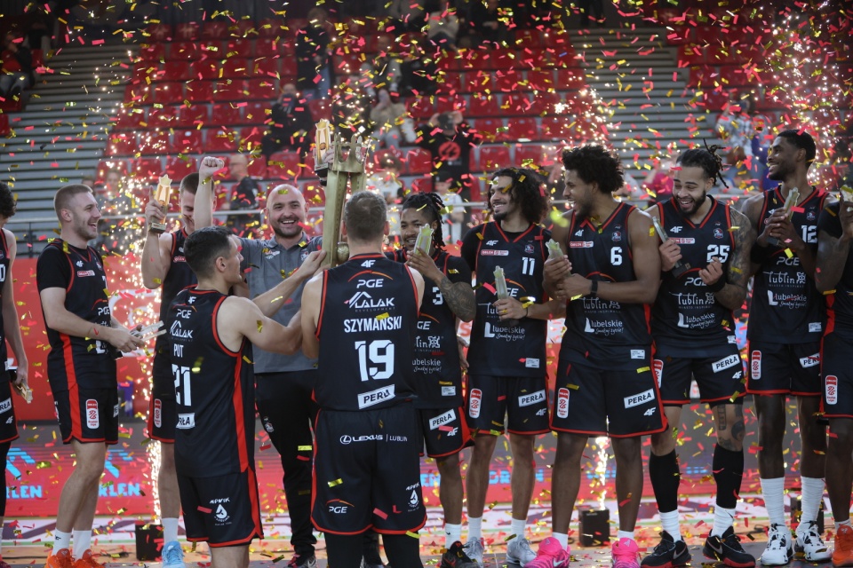 Start zdobył historyczne dla siebie trofeum/fot. PAP/Leszek Szymański