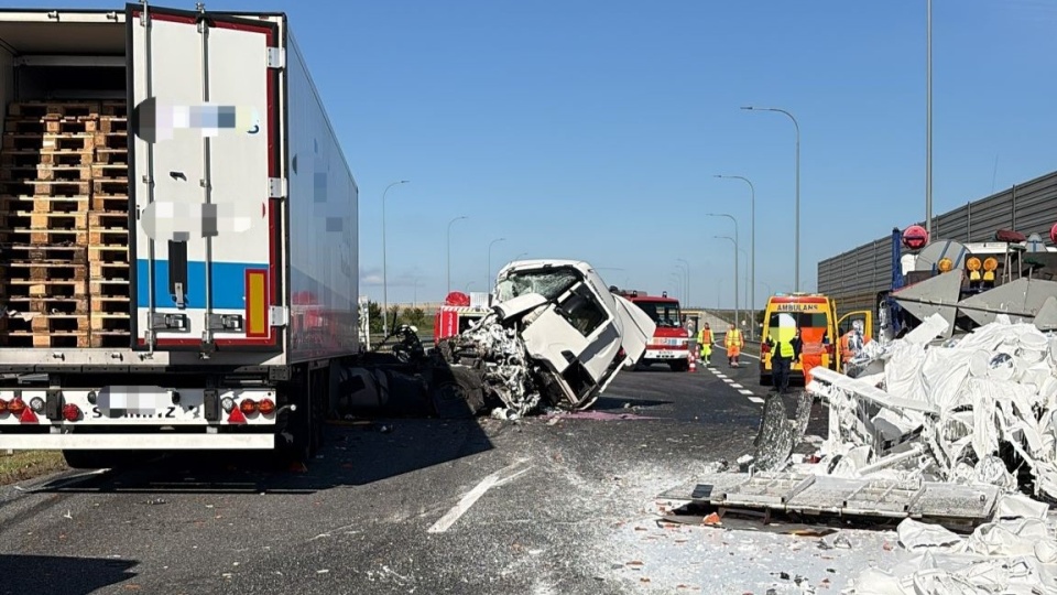 Zderzenie ciężarówki i pojazdów służb drogowych na A1 w Rogowie. Droga zablokowana/fot.: Facebook, KM PSP Toruń